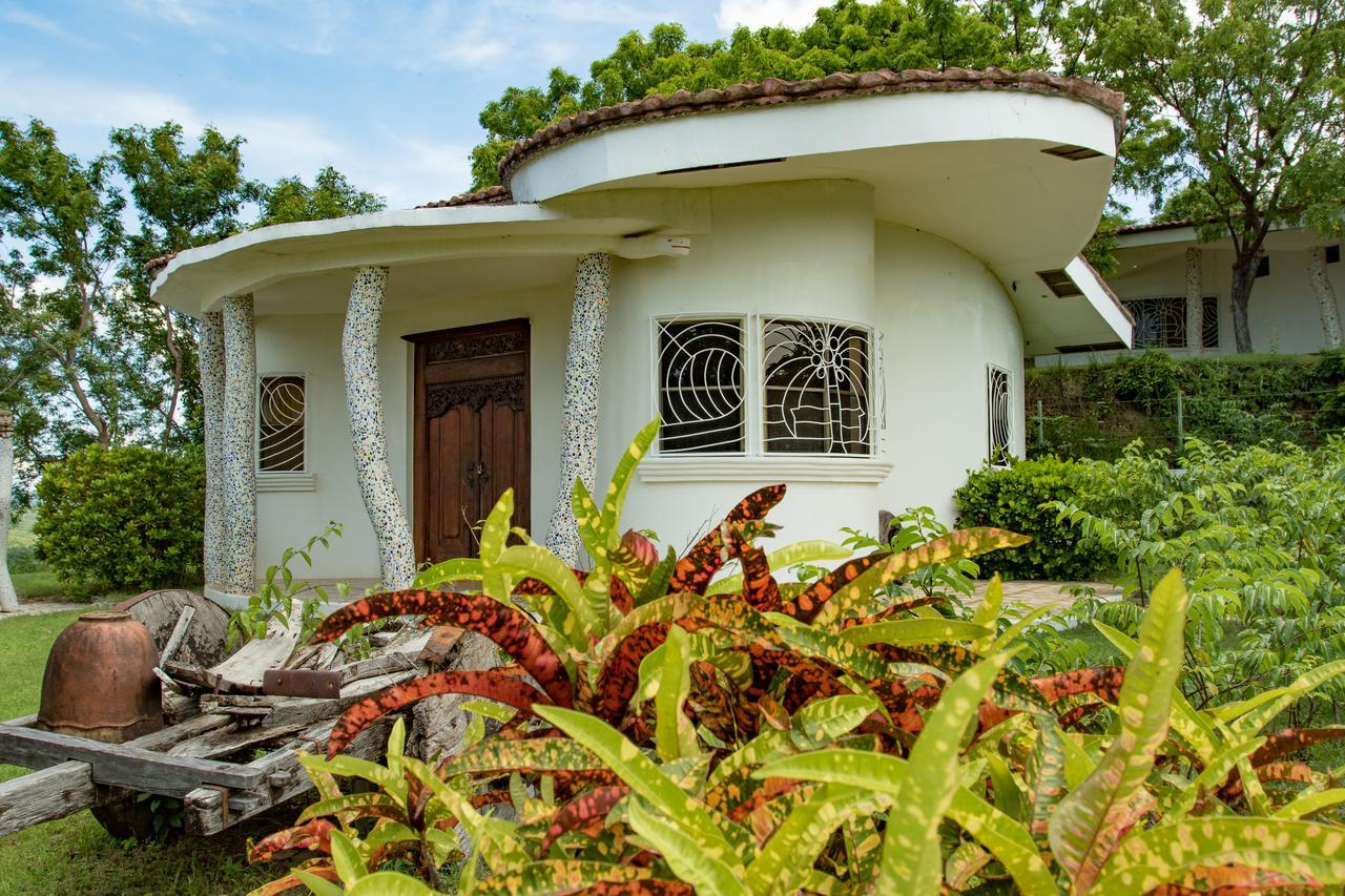 Two Brothers Surf Resort Tola Exterior foto
